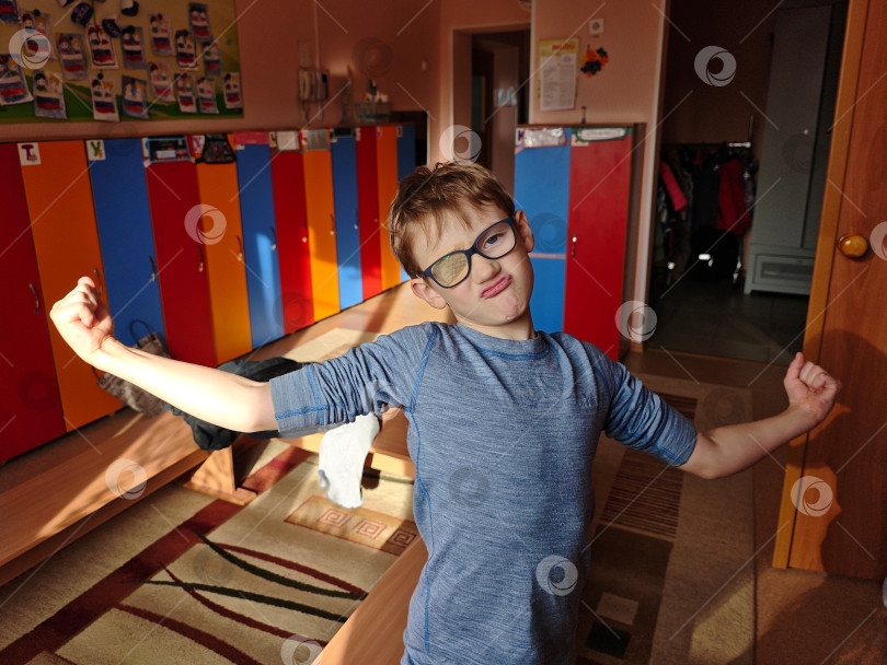 Скачать Дошкольник в очках. Коррекция зрения у дошкольника. Глаз у мальчика заклеен лейкопластырем. Коррекция зрения у дошкольников. Глаз мальчика заклеен пластырем. фотосток Ozero