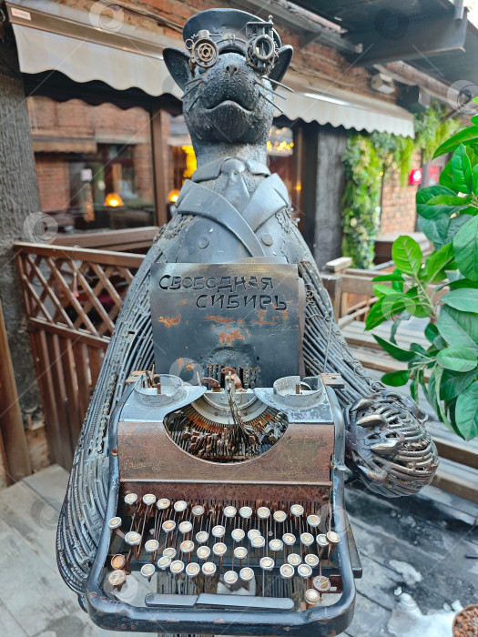 Скачать Соболь и старая печатная машинка, типография, Свободная Сибирь. Соболь и старая пишущая машинка, типография "Свободная Сибирь". фотосток Ozero
