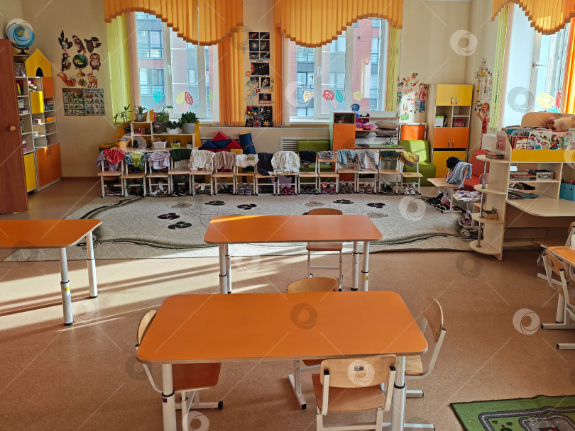 Скачать Сон час в детском саду, одежда разложена на детские стульчики. Час сна в детском саду, одежда разложена на стульчиках для кормления фотосток Ozero