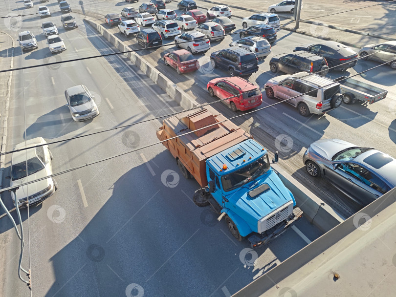 Скачать Уборка автомобильной дороги от песка и мусора спецтехникой в городе Новосибирск фотосток Ozero