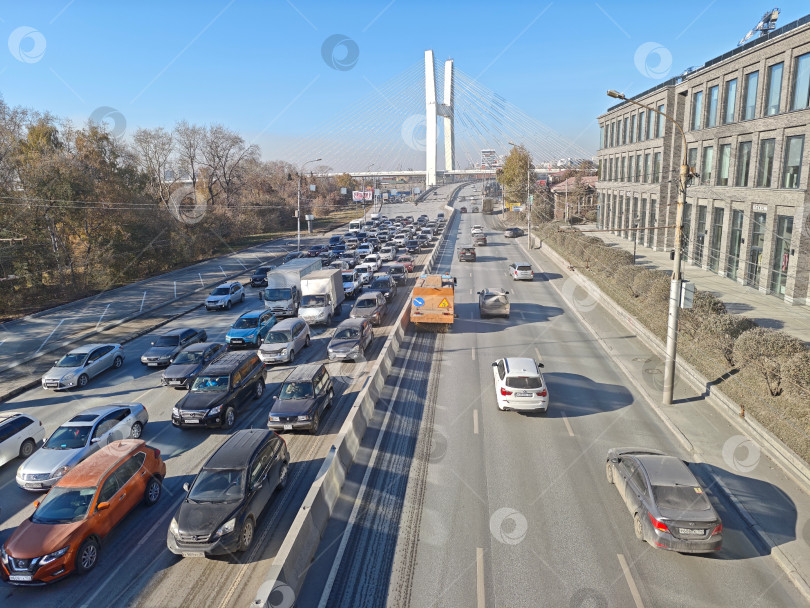 Скачать Центральный мост в городе Новосибирск. Четвертый мост. Центральный мост в Новосибирске. Башня или пилон с подвесными мостами на площади инженера Будагова фотосток Ozero