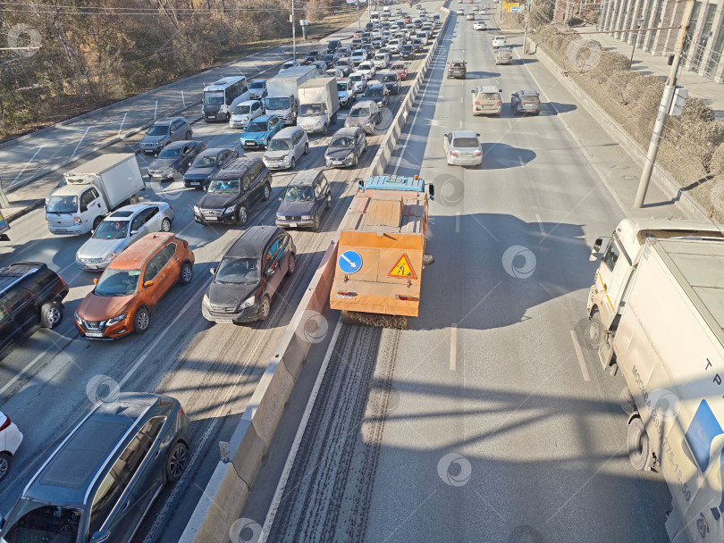 Скачать Уборка автомобильной дороги от песка и мусора спецтехникой в городе Новосибирск фотосток Ozero