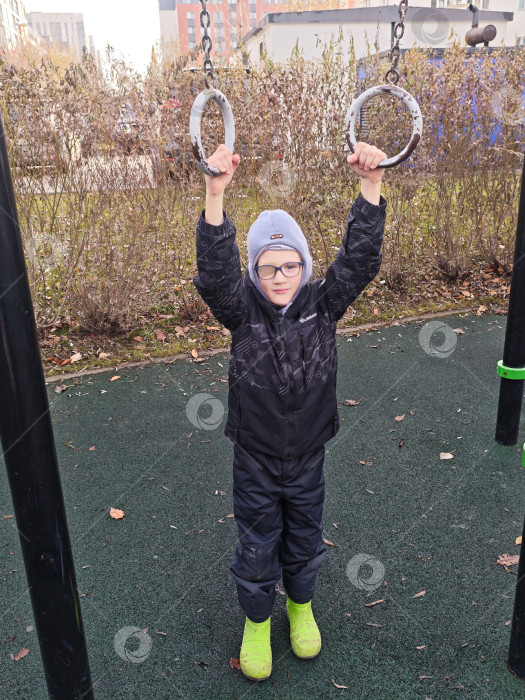 Скачать Дошкольник у спортивного тренажера на площадке фотосток Ozero