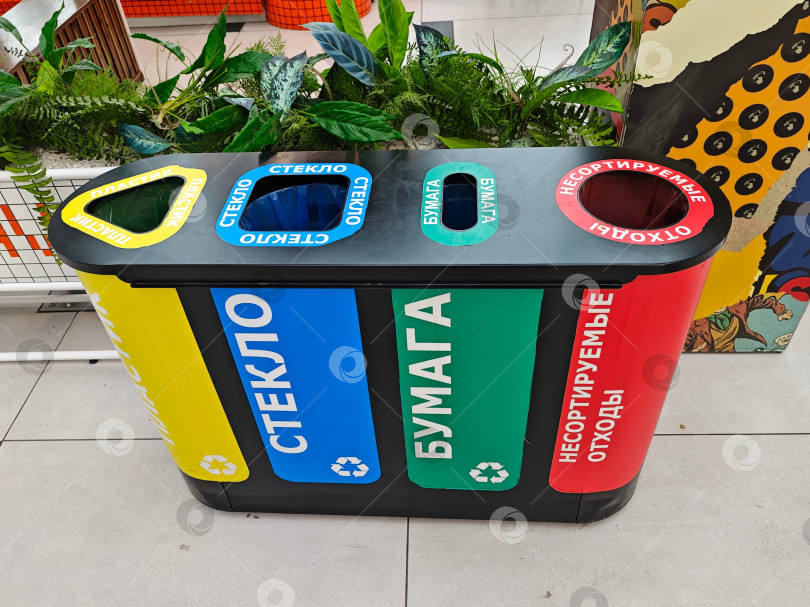 Скачать Красивый и удобный контейнер для раздельного сбора мусора: бумага, стекло, пластик. Новосибирск. Красивый и удобный контейнер для раздельного сбора мусора: бумаги, стекла, пластика. Новосибирск. фотосток Ozero