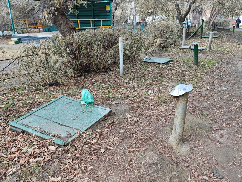 Скачать Погреб во дворе дома в городе фотосток Ozero