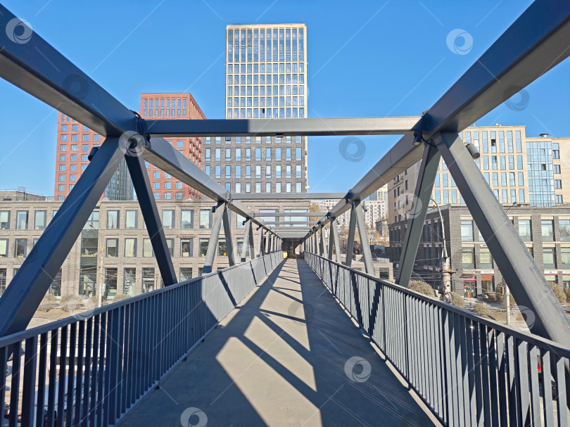 Скачать Пешеходный переход над улицей Большевистская к комплексу Инские Холмы. Пешеходный переход через улицу Большевистскую к комплексу "Инские холмы" фотосток Ozero