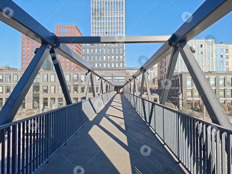 Скачать Пешеходный переход над улицей Большевистская к комплексу Инские Холмы. Пешеходный переход через улицу Большевистскую к комплексу "Инские холмы" фотосток Ozero