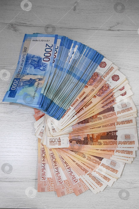 Скачать Пятитысячные и двухтысячные купюры веером лежат на столе фотосток Ozero