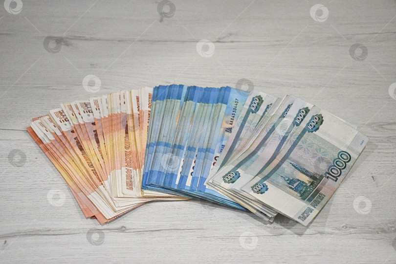Скачать Пачка денег разным номиналом на столе фотосток Ozero
