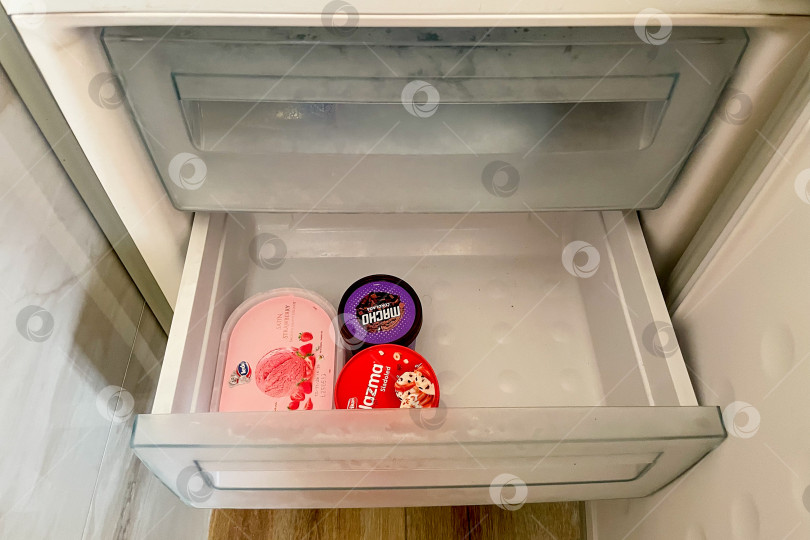 Скачать Бар, Черногория, 2 июля 2025 года, упаковка мороженого в полочном холодильнике фотосток Ozero