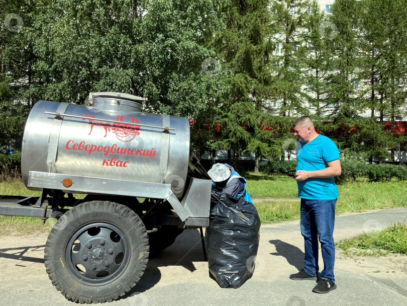 Скачать Мужчина покупает квас. фотосток Ozero