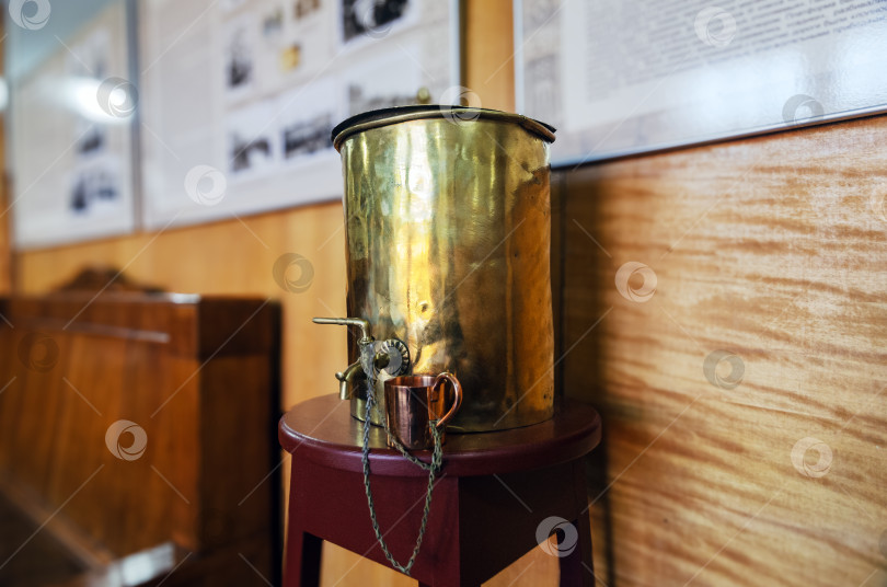 Скачать резервуар с краном и медной кружкой фотосток Ozero