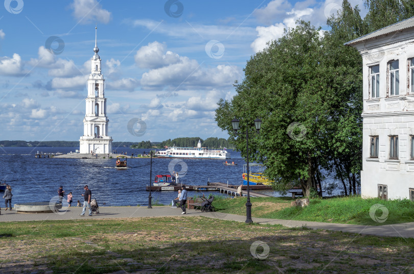 Скачать Вид на затопленную колокольню о фотосток Ozero