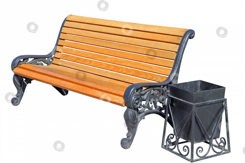 Скачать деревянная скамейка с урной, выделенной на белом фоне фотосток Ozero