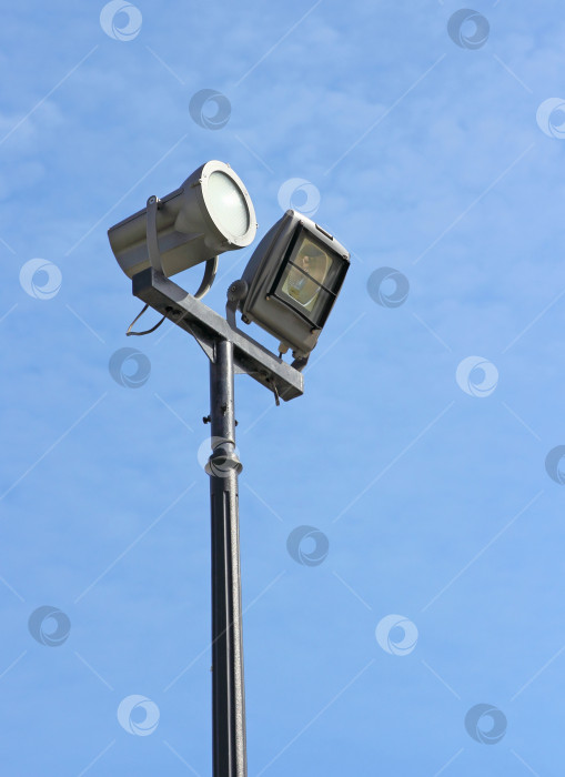 Скачать уличный фонарь на фоне голубого неба фотосток Ozero