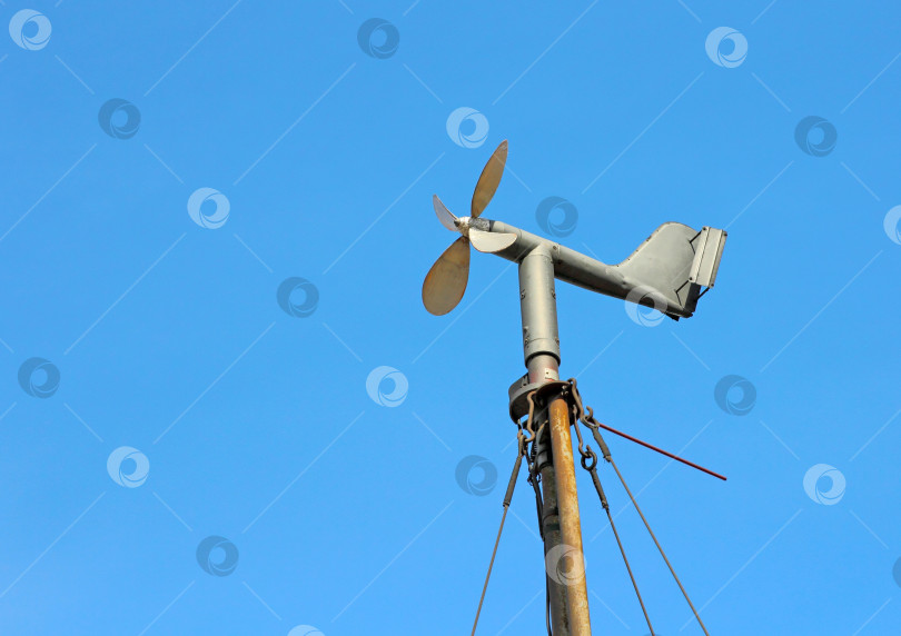 Скачать Старинная ветряная мельница на фоне голубого неба фотосток Ozero