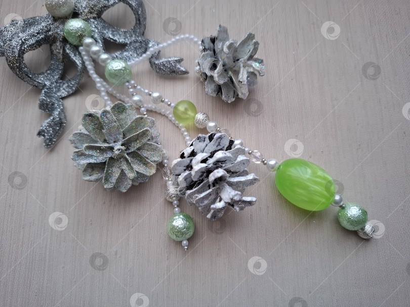 Скачать Новогоднее украшение с сосновыми шишками для елки фотосток Ozero
