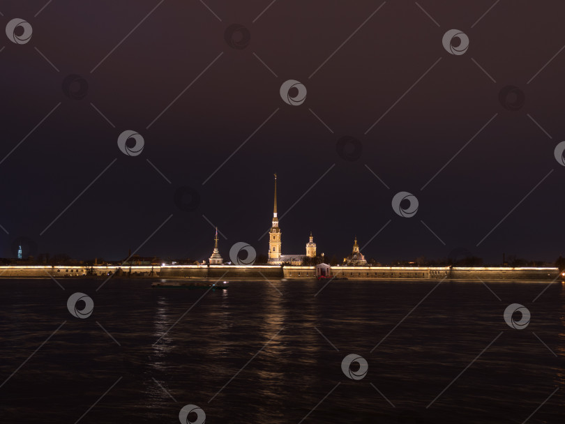 Скачать Петропавловская крепость ночью - это оригинальная цитадель Санкт-Петербурга, Россия фотосток Ozero