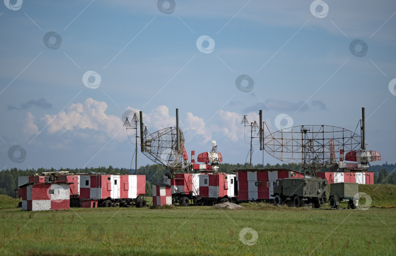 Скачать Аэродромные локаторы вращаются для управления движением самолетов в небе фотосток Ozero