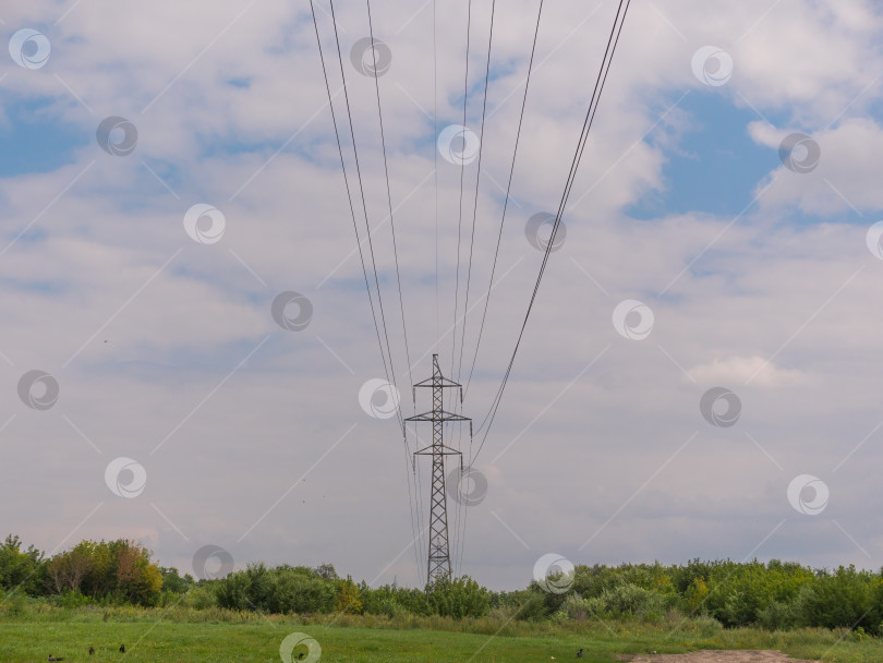 Скачать пасмурное утреннее небо и высоковольтная линия фотосток Ozero