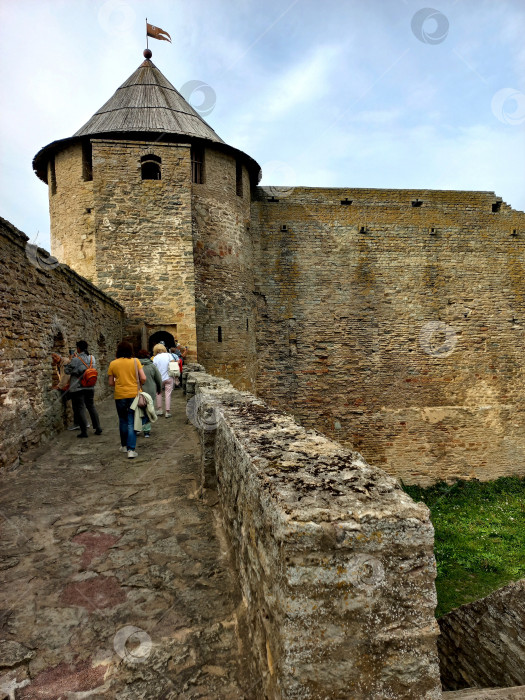 Скачать Вид на каменные стены и башню средневековой крепости в Ивангороде, Ленинградская область фотосток Ozero