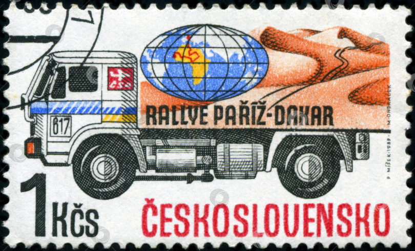 Скачать ЧЕХОСЛОВАКИЯ - ОКОЛО 1989 года: Марка, напечатанная в Чехословакии, посвященная соревнованиям грузовиков на ралли Париж - Дакар, около 1989 года фотосток Ozero