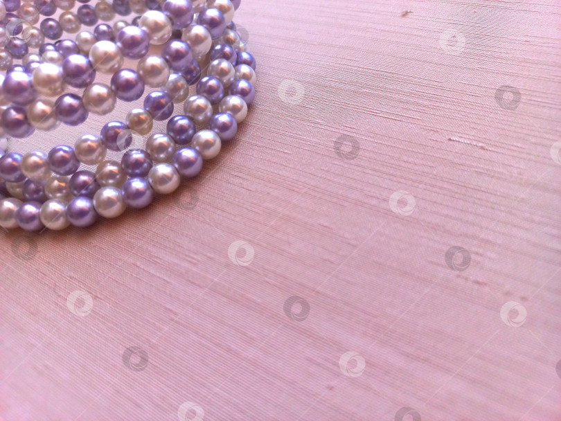 Скачать Декоративный жемчуг серых и сиреневых оттенков фотосток Ozero