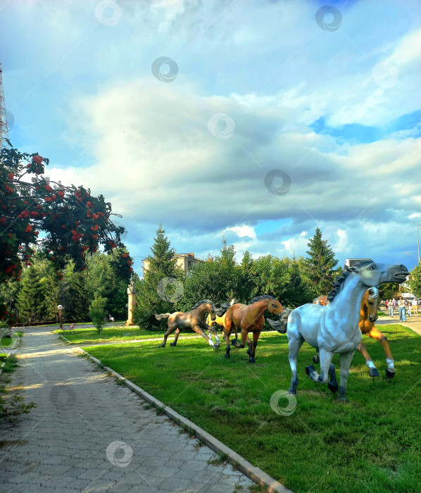 Скачать Арт-объекты, скульптуры бегущих коней в центре города Петропавловск, Северный Казахстан фотосток Ozero