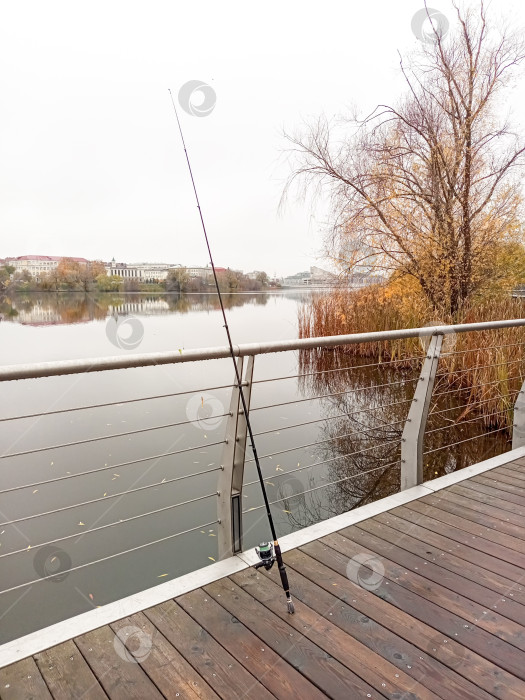 Скачать Спиннинг рыбака у водоёма фотосток Ozero