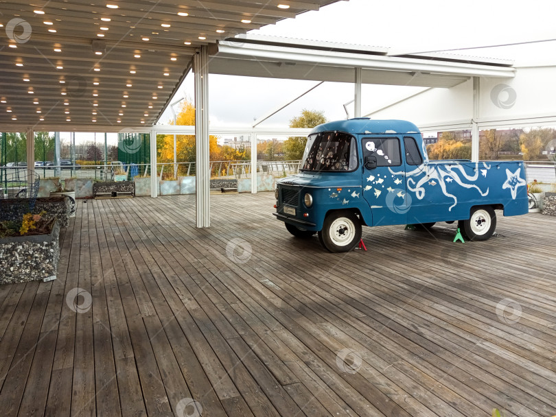 Скачать Казань, Татарстан, Россия – октябрь 2025: Дизайн дворика ресторана на озере Нижний Кабан фотосток Ozero