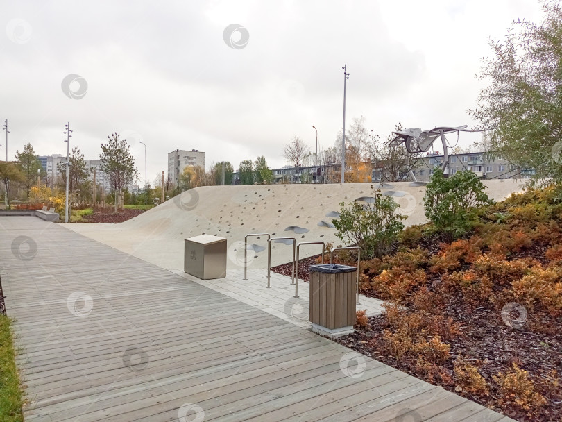 Скачать Казань, Татарстан, Россия – октябрь 2025:  Игровая зона на озере Нижний Кабан фотосток Ozero