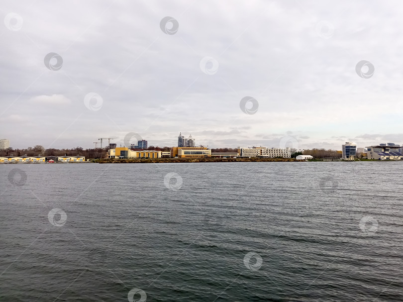 Скачать Казань, Татарстан, Россия – октябрь 2025: Осенний вид на озеро Средний Кабан фотосток Ozero