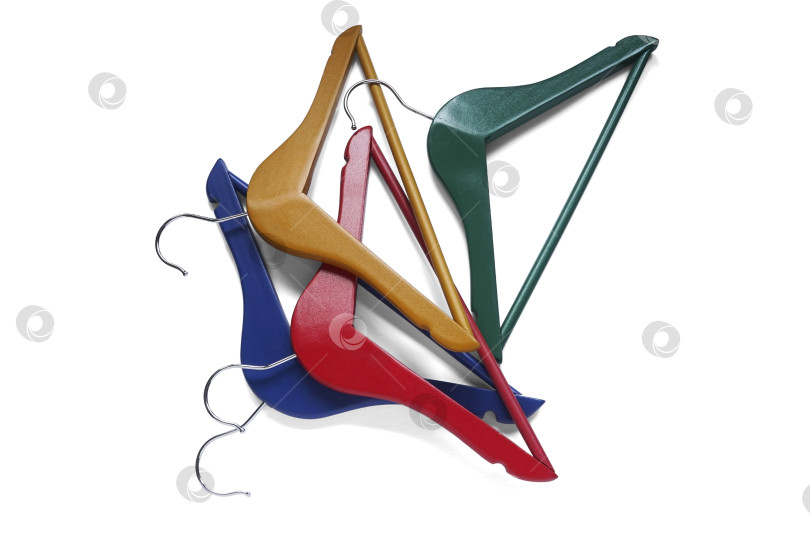 Скачать Разноцветные вешалки для детской одежды, лежащие в беспорядке изолированные на белом фоне фотосток Ozero