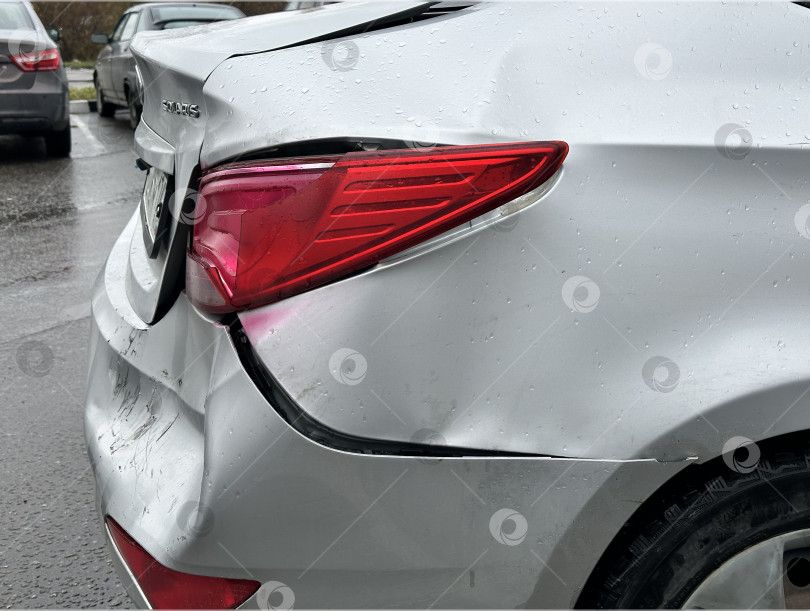 Скачать Поврежденный задний бампер и крыло серебристого автомобиля фотосток Ozero