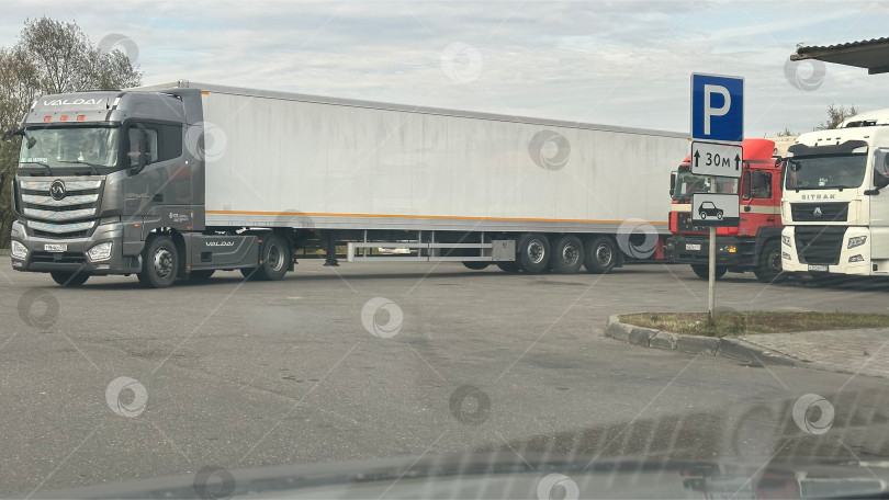 Скачать Грузовые фуры на стоянке у дороги фотосток Ozero