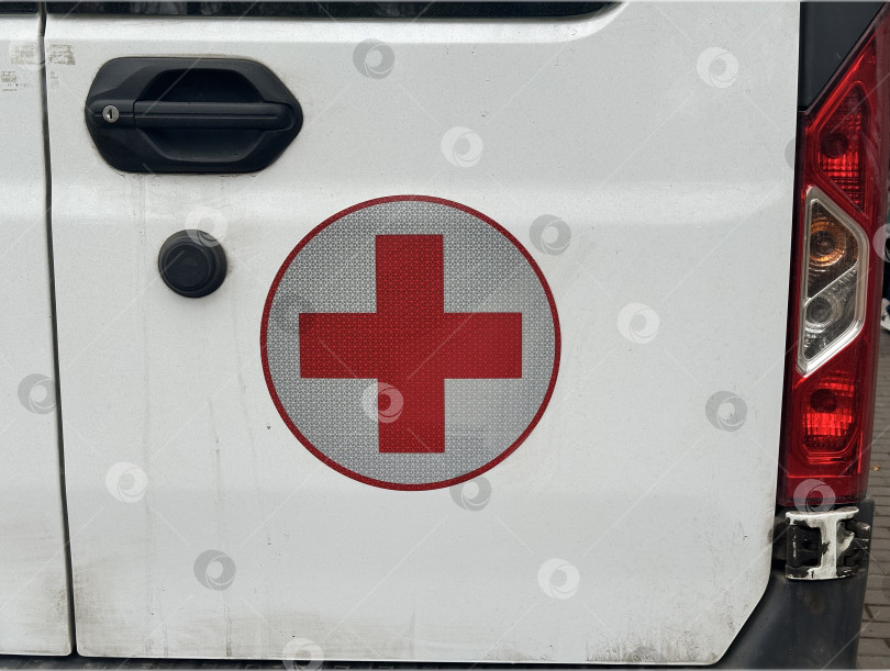 Скачать Красный крест на двери автомобиля фотосток Ozero