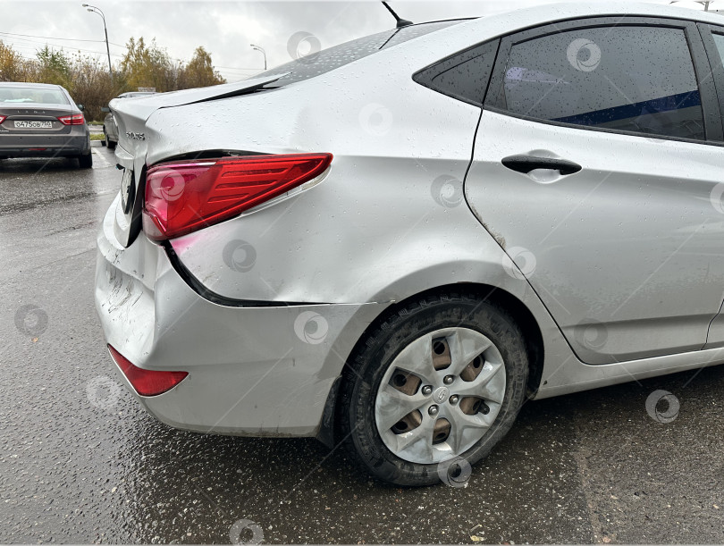 Скачать Вмятина на заднем крыле серебристого автомобиля фотосток Ozero