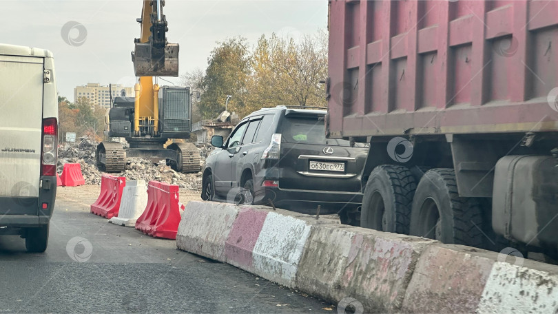 Скачать Строительная техника и автомобили на городской улице фотосток Ozero