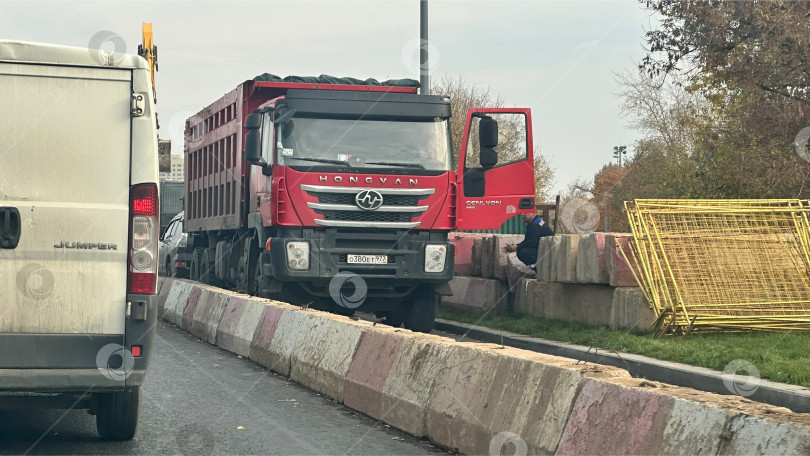 Скачать Грузовой автомобиль на стройплощадке у бетонных блоков фотосток Ozero