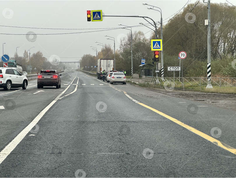 Скачать Загородная дорога с перекрёстком и светофором фотосток Ozero