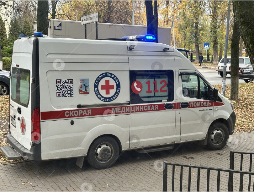 Скачать Скорая медицинская помощь на улице осенью фотосток Ozero