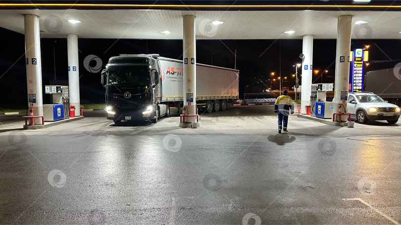 Скачать Современный автозаправочный комплекс ночью фотосток Ozero