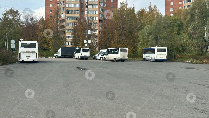Скачать Автобусы на парковке у жилых домов фотосток Ozero