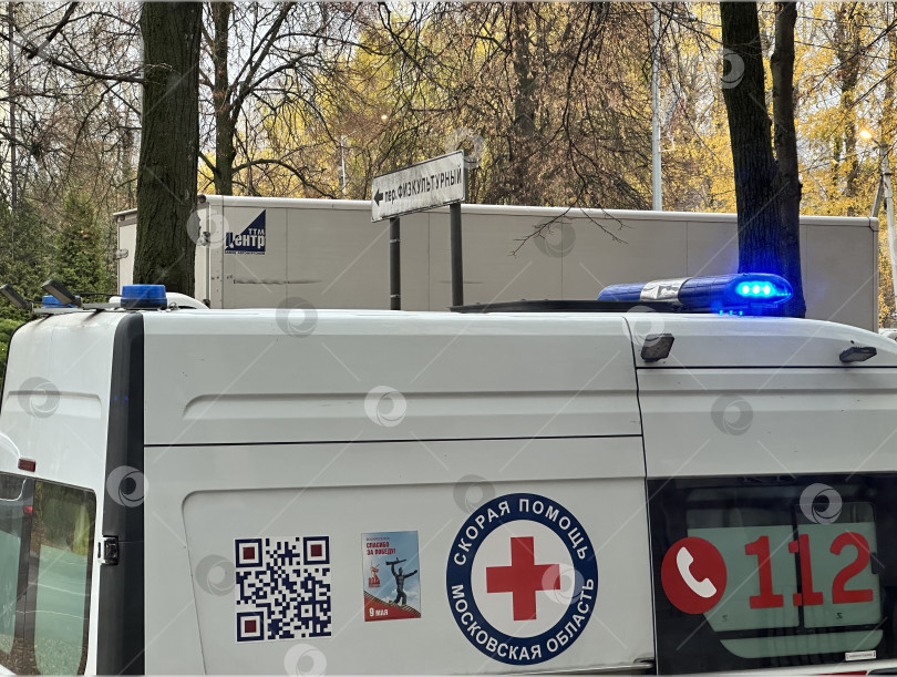 Скачать Проблесковые маяки на крыше автомобиля скорой медицинской помощи фотосток Ozero