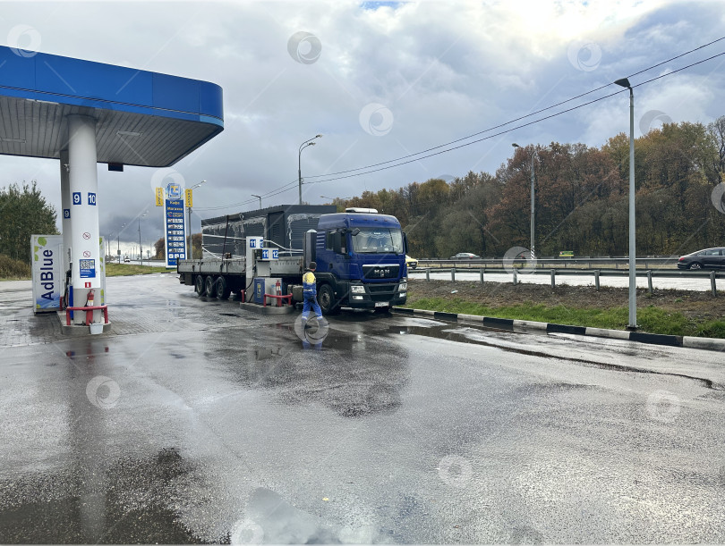 Скачать Грузовик на автозаправочной станции в дождливую погоду фотосток Ozero