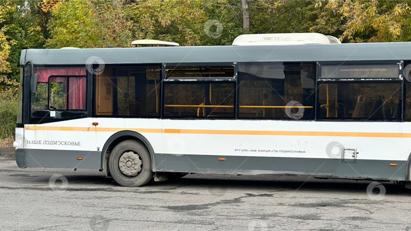 Скачать Городской автобус на стоянке осенью фотосток Ozero