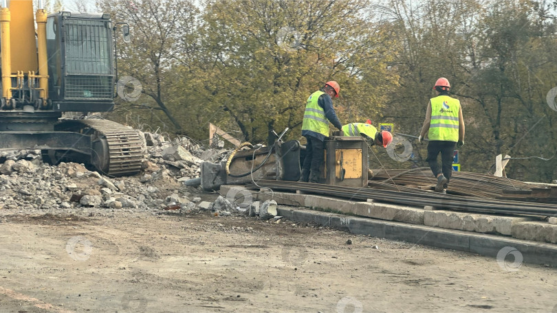 Скачать Строительные рабочие на демонтаже дорожного покрытия фотосток Ozero