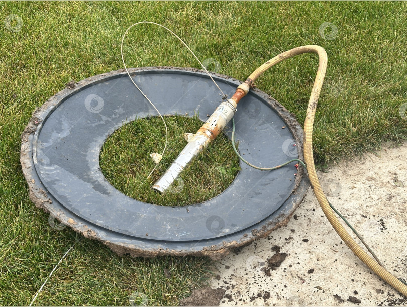 Скачать Погружной насос с верхним забором воды и пластиковое верхнее кольцо для колодца фотосток Ozero