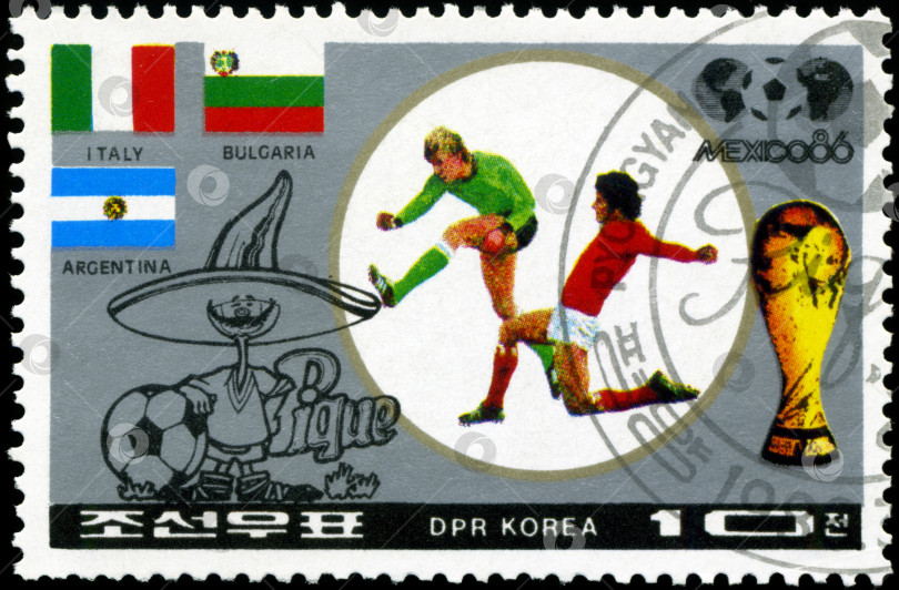 Скачать СЕВЕРНАЯ КОРЕЯ - ОКОЛО 1986 года: На марке, отпечатанной Северной Кореей, изображен чемпионат мира по футболу, Мехико, около 1986 года. фотосток Ozero