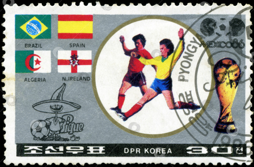Скачать СЕВЕРНАЯ КОРЕЯ - ОКОЛО 1986 года: На марке, отпечатанной Северной Кореей, изображен чемпионат мира по футболу, Мехико, около 1986 года. фотосток Ozero